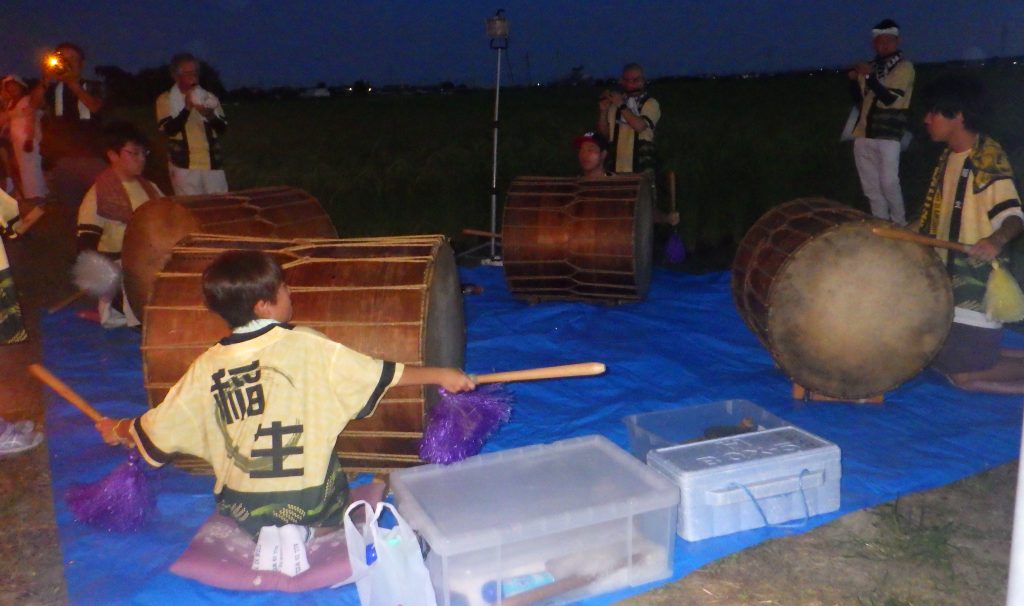太鼓の音色を響かせる子どもたち