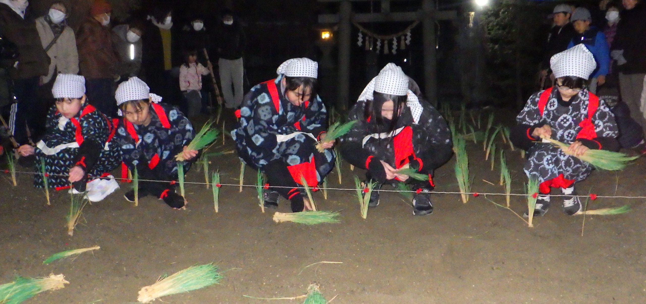 馬に砂を浴びせ豊作願う　早春の奇祭「馬の砂かけ」　三重県鈴鹿市甲斐町