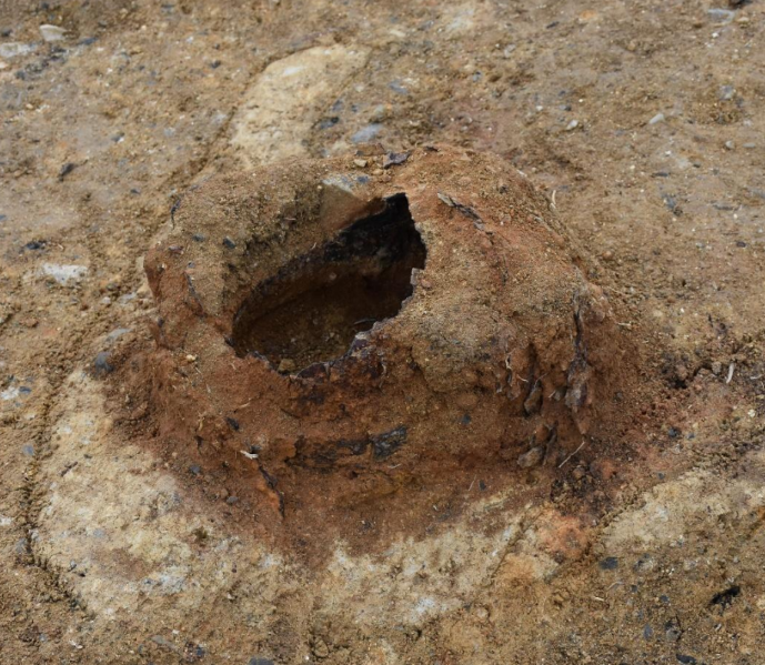 1500年前の珍しいカブトが出土　三重県鈴鹿市の古墳　磯田道史さんら研究者も注目